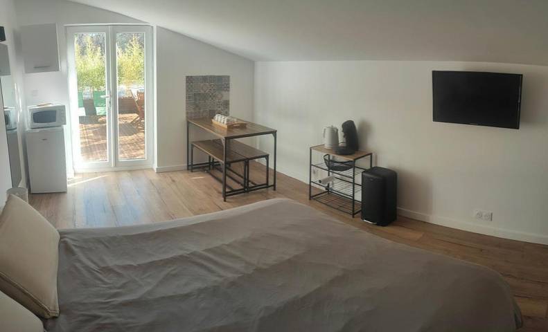 Location de vacances pour 2 personnes, avec jardin et vue ainsi que terrasse et piscine à Rians - 2