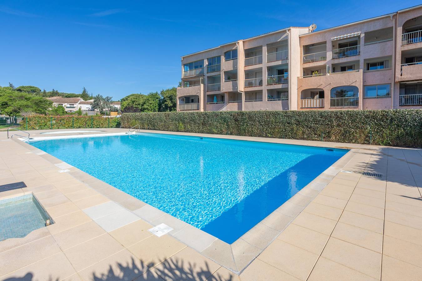 Appartement entier, Appartement refait avec Climatisation, Douche italienne, Wc suspendu, Tv connecté, Piscine in Sainte-Maxime, Côte méditerranéenne (France)