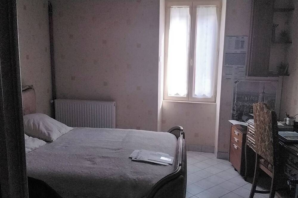 Country house with nearby shops, swimming pool and beautiful garden in Le Châtelet, Saint-Amand-Montrond