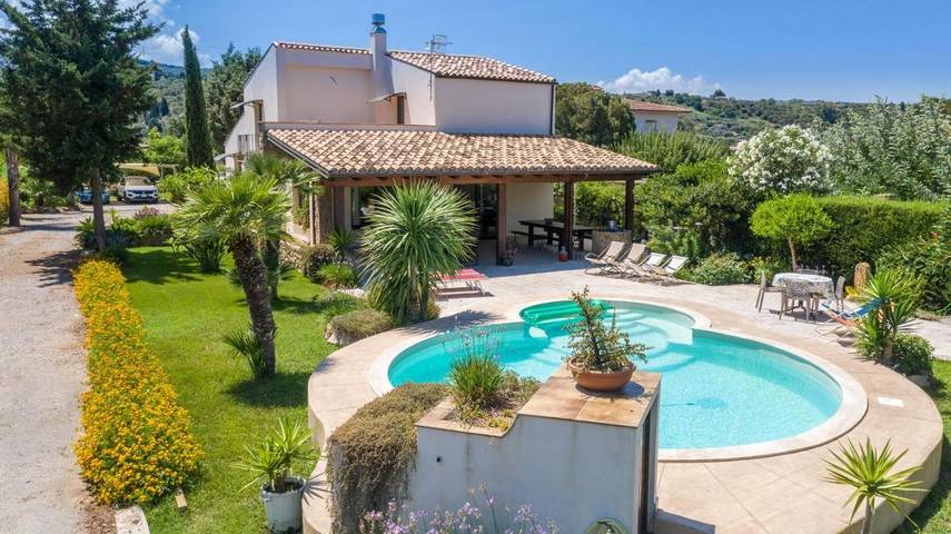 Villa con piscina per 10 persone, con Balcone e Terrazza nonché Giardino e Piscina a Campofelice di Roccella