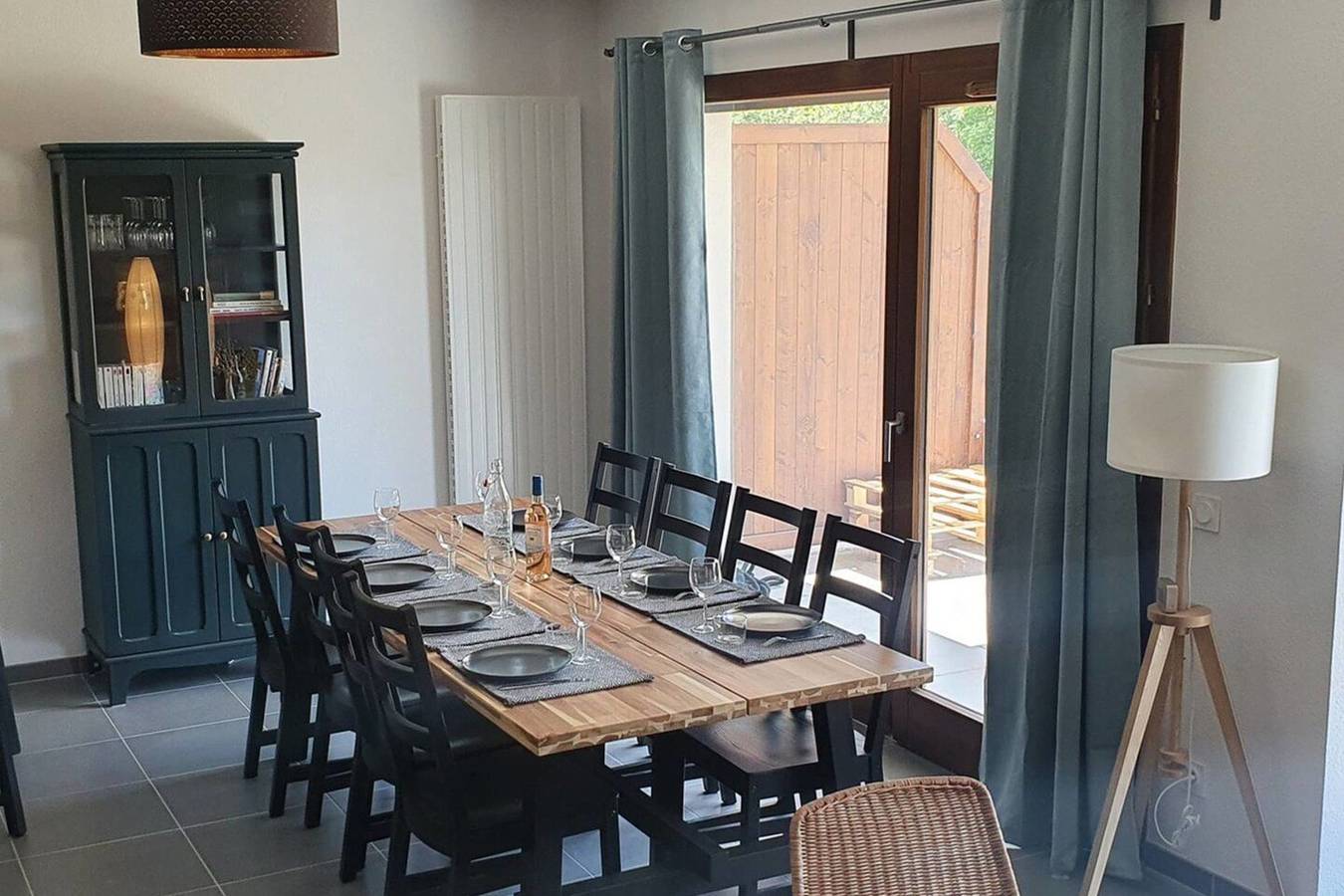 Apartamento entero, Apartment with terrace, sleeps 8, village centre in Saint-Jean-de-Sixt, Región de Annecy