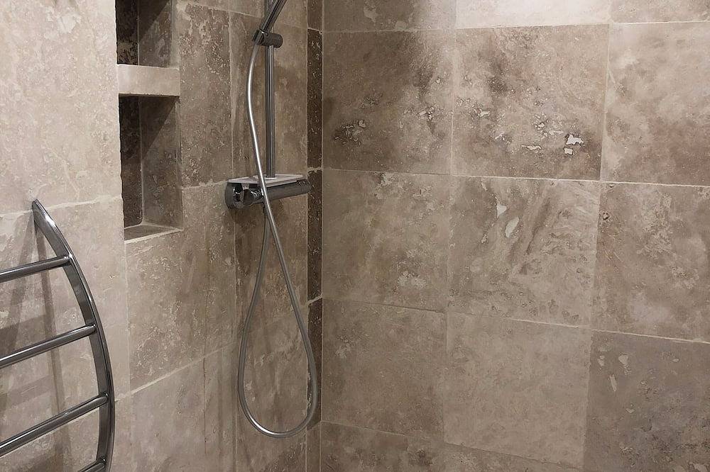 Appartement entier, Appartement pour 2 à 4 personnes dans un domaine avec piscines, tennis, rivière. in Salernes, Région de Draguignan