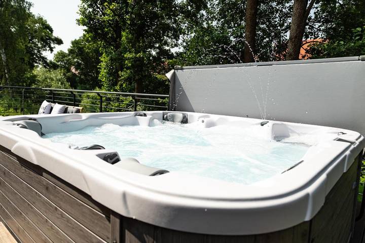 Villa für 10 Personen, mit Balkon und Terrasse sowie Whirlpool und Garten in Hessen