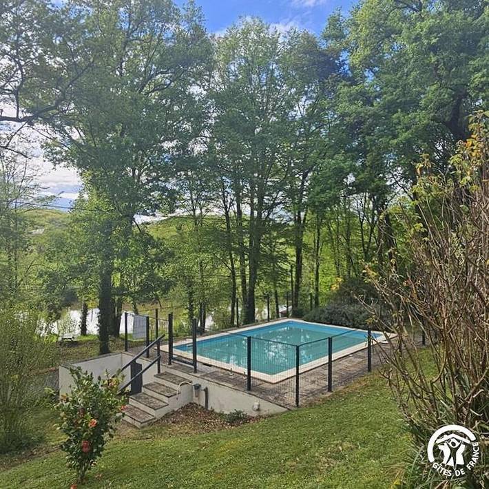 Gîte pour 4 personnes, avec Terrasse ainsi que Jardin et Piscine à Saint-Martin-Laguépie