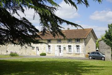 Gîte pour 6 personnes, avec jacuzzi à Vélines