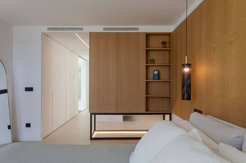 Ultra-Modern 5-Bed Luxury Chalet with Private Pool & Home Cinema 13 Min To Beach in San Juan de Alicante, Costa Blanca