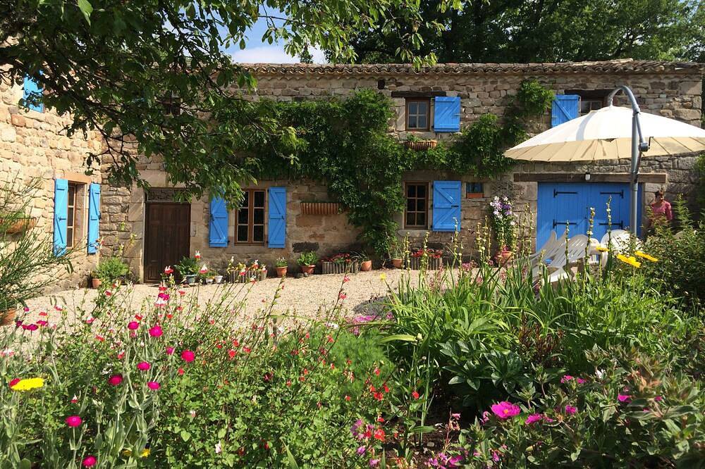 Beautiful restored farmhouse with pool in South West France, very priv in Penne (France), Région d'Albi