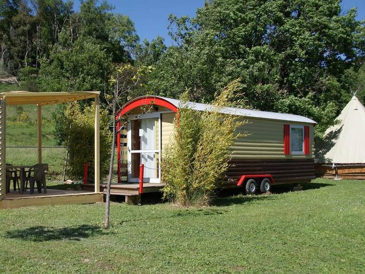 Flower Camping La Beaume - Hébergement 3 personnes - Roulotte 21m² 1 chambre + terrasse semi-couverte in Esparron-de-Verdon, Alpes-de-Haute-Provence