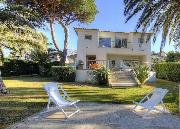 Gîte pour 10 personnes, avec Jacuzzi ainsi que Terrasse et Jardin