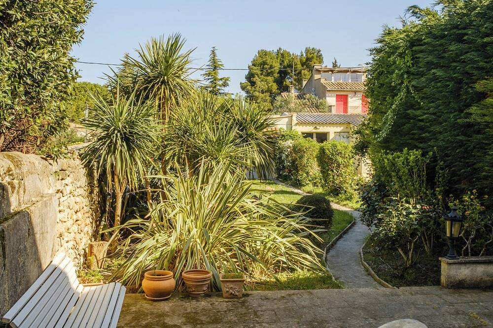 Charming village house at the foot of the Alpilles mountains in Fontvieille, Arles region