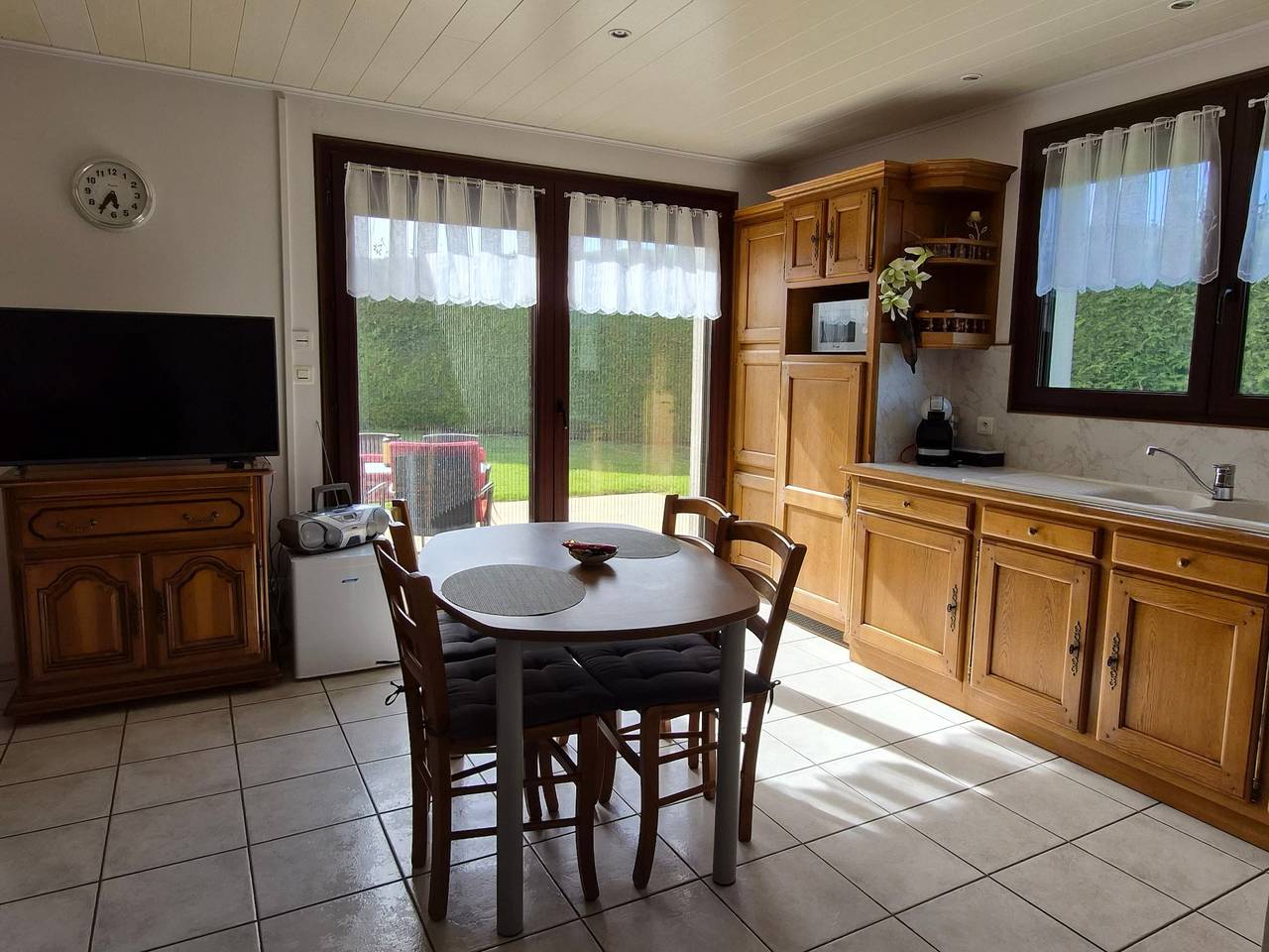 Gîte à la campagne avec terrasse privée, jardin privatif et Wi-Fi in Ouvans, Jura Francais