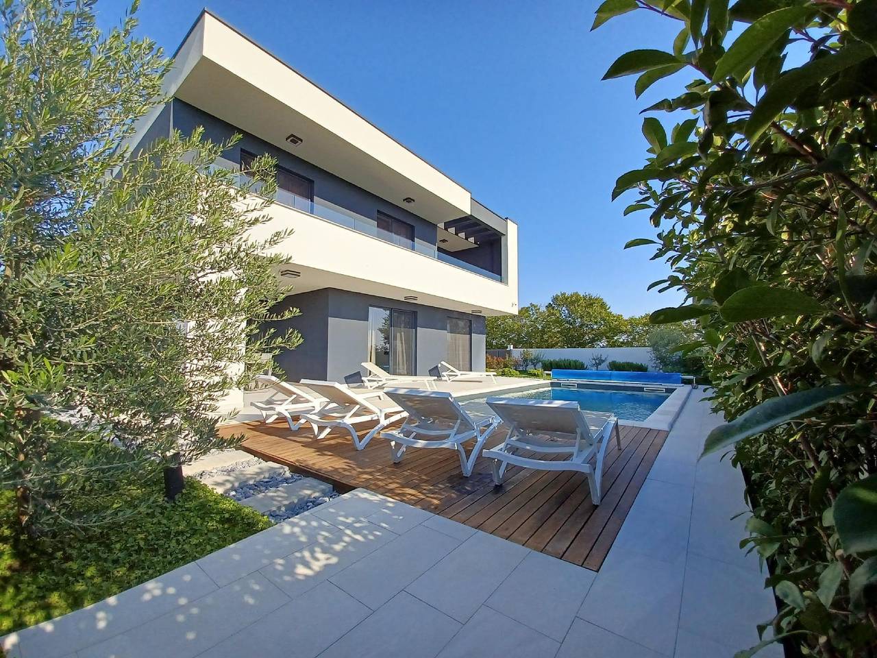 Villa Angelo mit Sauna, Fitnessraum und Pool in Privlaka, Zadar