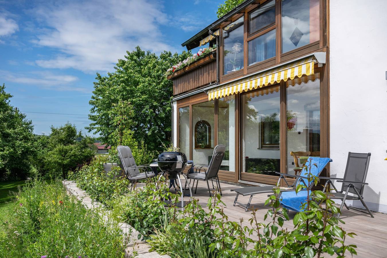 Ganze Wohnung, Ferienwohnung Köberich mit Bergblick, privater Terrasse und großem Garten in Tachinger See, Waging am See