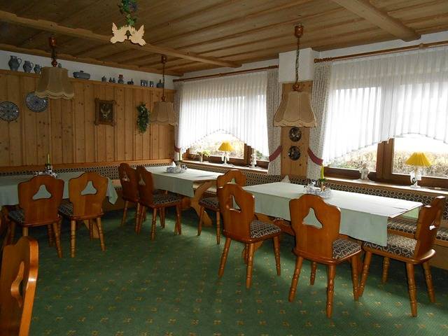 Pension Sonnenblick - Doppelzimmer Du/Wc mit Blick auf die örtliche Kapelle in Züschen, Winterberg