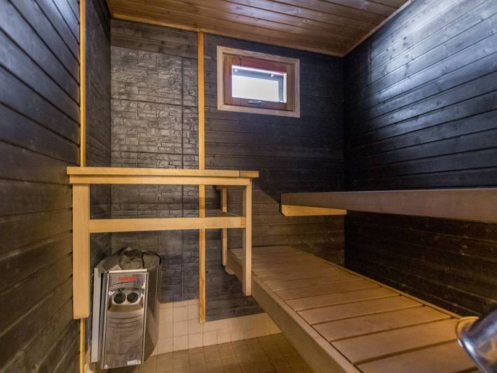 Hallan karhu b, paritalo in Ukkohalla, Kainuu