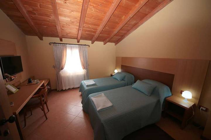 Villa con piscina: mare e campagna nelle splendide colline marchigiane in Mombaroccio, Valle del Metauro