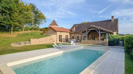 Location de vacances pour 8 personnes, avec piscine ainsi que jardin et terrasse à Saint-Médard-d'Excideuil
