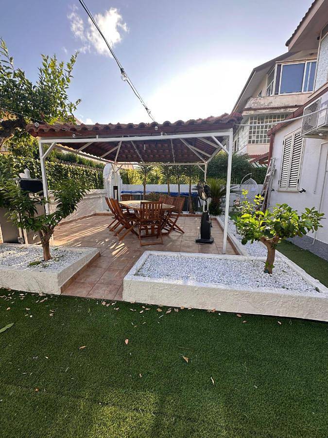 Appartamento per 5 persone, con Balcone e Terrazza nonché Giardino e Piscina a Vibo Marina