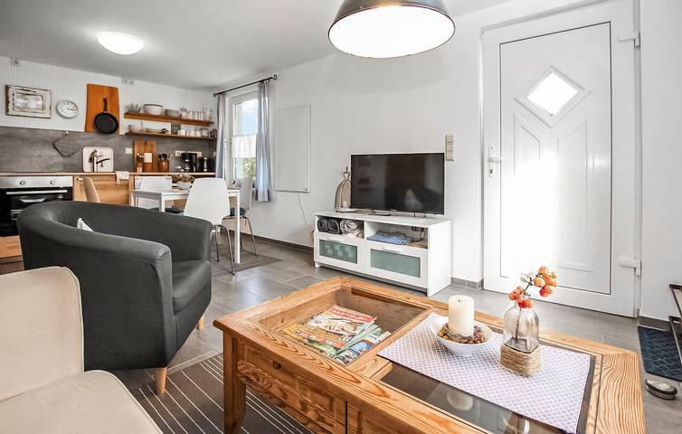 Modernes Apartment mit Terrasse & Parkplatz, 200m zu Restaurants & Stadtzentrum in Kummerow, Kummerower See