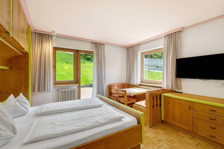 Entire apartment, Apartment '7 Residence Ciasa Ulli Typ A' with Mountain View, Shared Terrace and Wi-Fi in San Cassiano, Badia