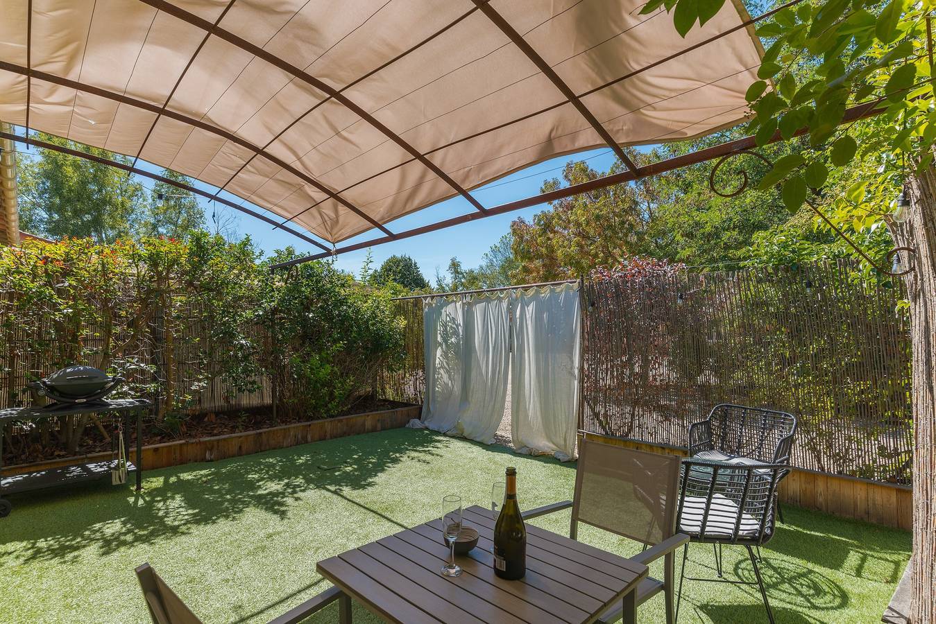Gîte 'Domaine Plan Des Devens Tendresse' con piscina compartida, Wi-Fi y aire acondicionado in Rosellón, Parque natural regional del Luberon
