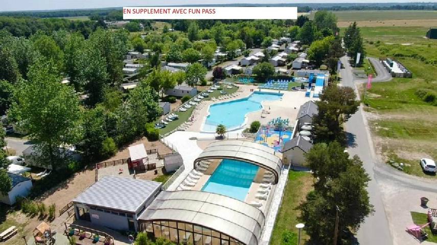 Camping pour 4 personnes, avec Terrasse ainsi que Jardin et Piscine