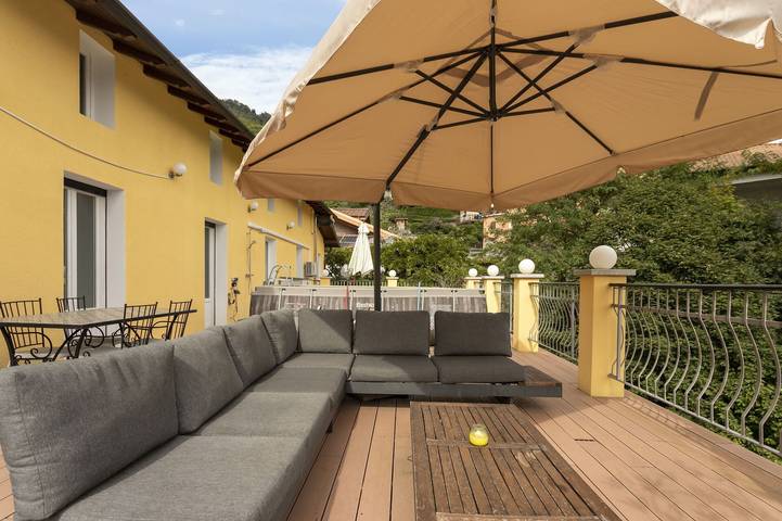 Ferienwohnung für 4 Personen, mit Pool und Terrasse sowie Seeblick, mit Haustier