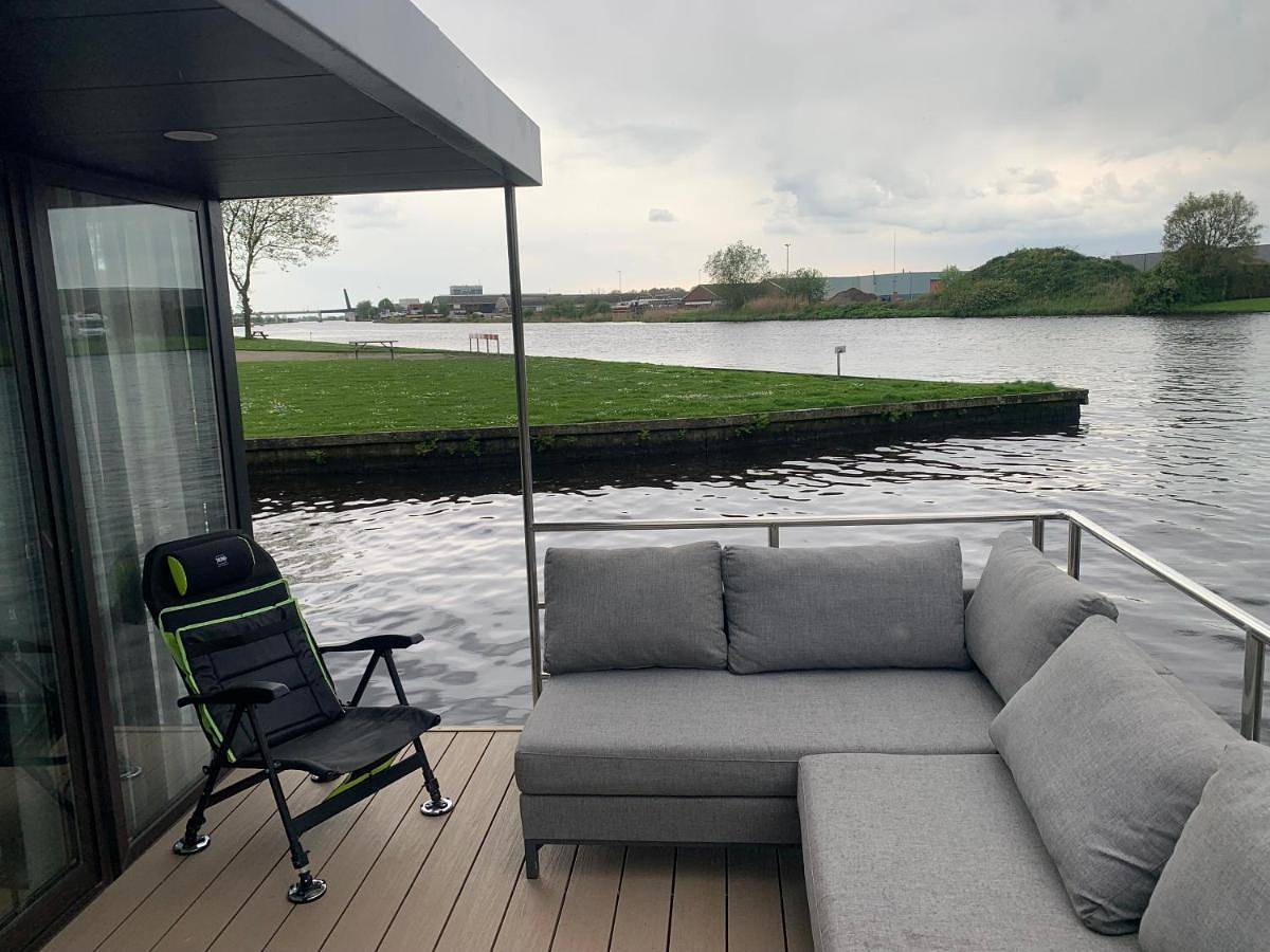 Houseboot solcamastraat 24 c in Nationalpark De Alde Feanen