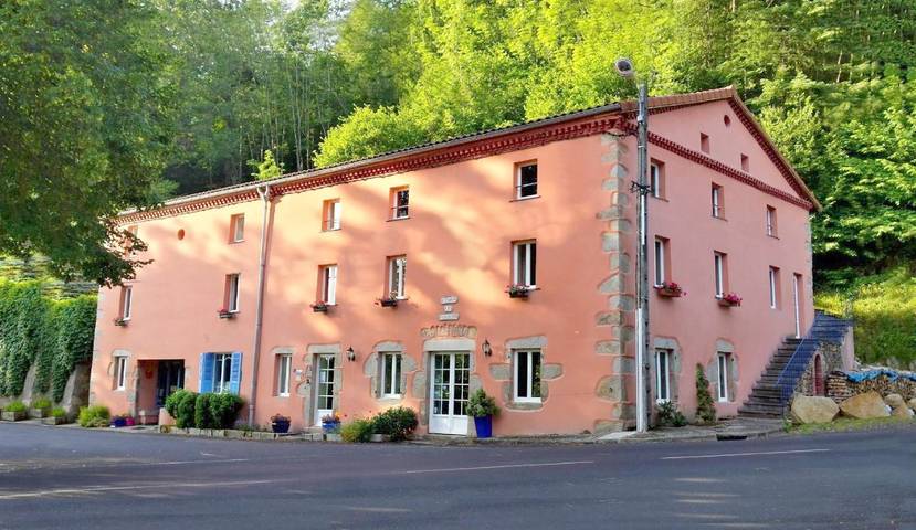 Hôtel pour 5 personnes, avec sauna ainsi que vue et terrasse, animaux acceptés à Auzelles - 2