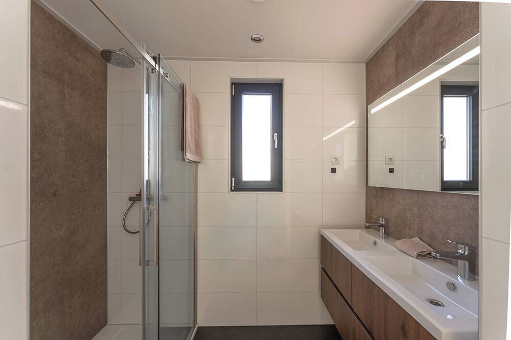 Luxe en duurzame 4-persoons recreatievilla’s met hoge raampartijen, volledig gasloos en voorzien van zonnepanelen. Geniet van een stijlvolle living, luxe keuken, twee comfortabele slaapkamers en een ruime badkamer met regendouche. Inclusief opgemaakt in Nederlandse Noordzeekust