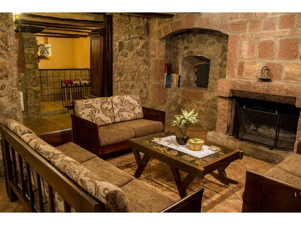 Casa rural 'Masia Los Camineros' con vistas a la montaña, terraza privada y jardín privado in Cella, Provincia de Teruel