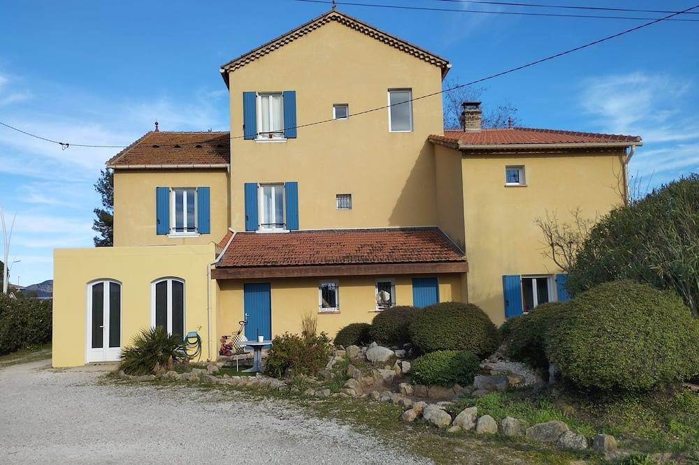 Appartement entier, Joli T1 , 36m2, sur Terrain de 1700m2, Proche Commerces et Plages in Le Pradet, Côte méditerranéenne (France)