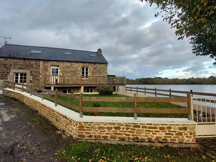 Location de vacances pour 8 personnes, avec Balcon et Terrasse ainsi que Vue et Vue sur le lac à Mézières-sur-Couesnon