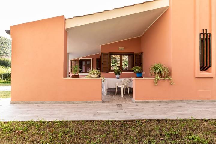 Beautiful Holiday Home “Villetta Coccinella” with Wi-Fi in Geremeas, Maracalagonis