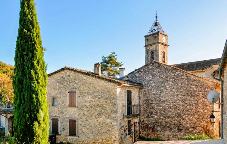 Gîte pour 8 personnes, avec piscine et terrasse à Montclus