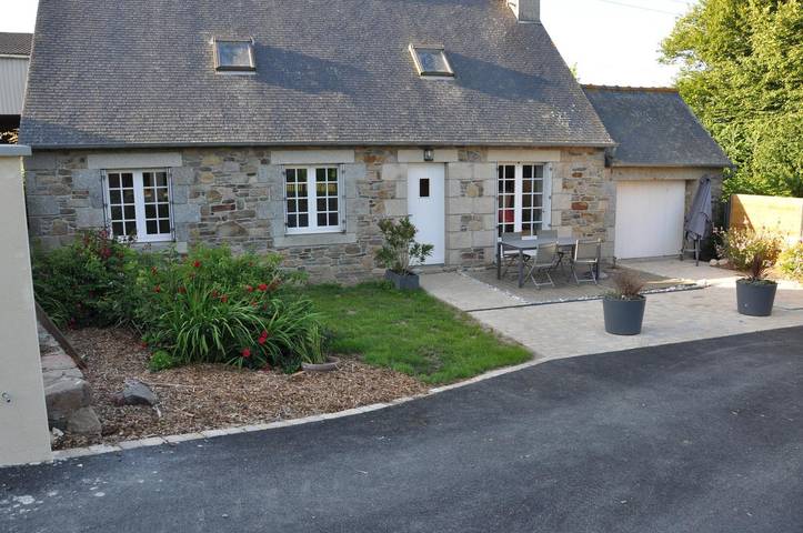 Gîte pour 4 personnes, avec Terrasse et Jardin ainsi que Piscine et Vue à Pleudaniel