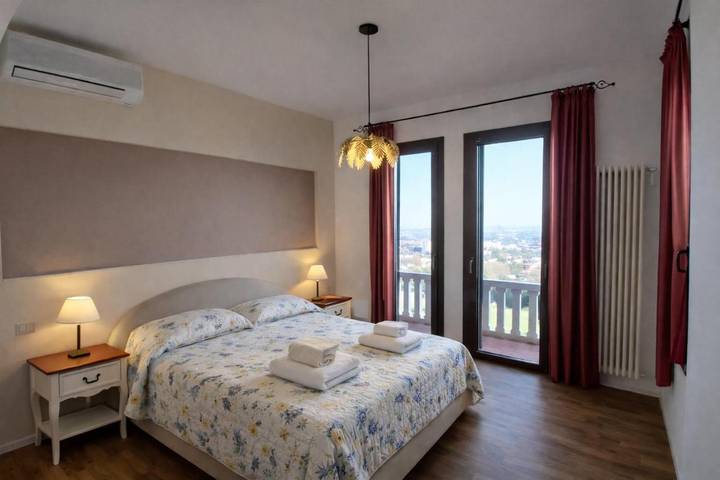 Casa vacanza per 4 persone, con panorama e giardino, con animali domestici a Bologna