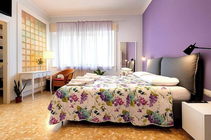 Camera Viola luminosa con luce artistica – Madame Fanny in Lucca, Provincia di Lucca