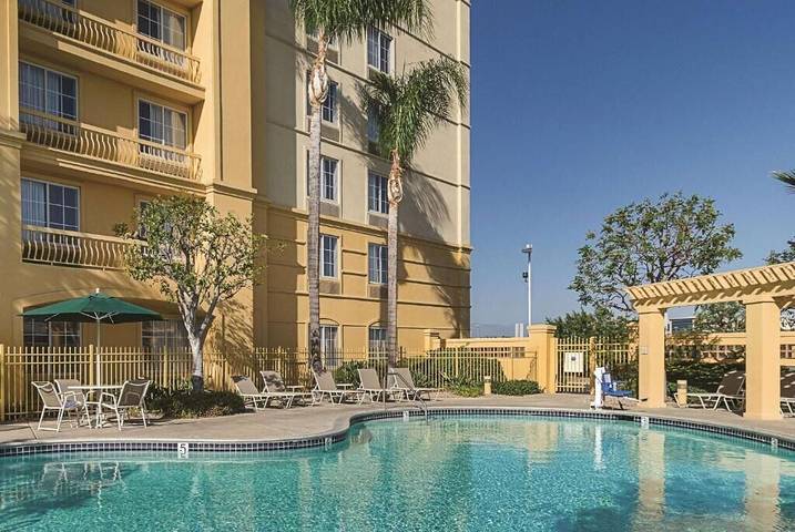 Hotel for 4 people, with pool and yard as well as hot tub in Ontario (CA)