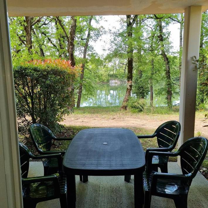 Appartement de vacances pour 5 personnes, avec vue sur le lac et vue ainsi que jardin et piscine