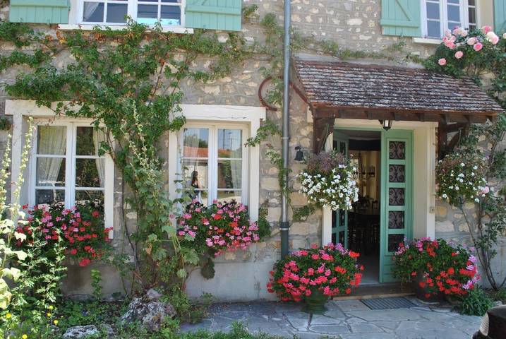Location de vacances pour 2 personnes, avec jardin et piscine dans Épisy