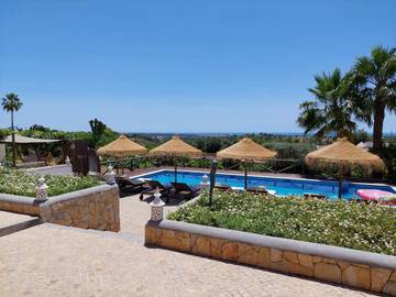 Cottage pour 2 personnes, avec vue ainsi que piscine et jardin dans Boliqueime