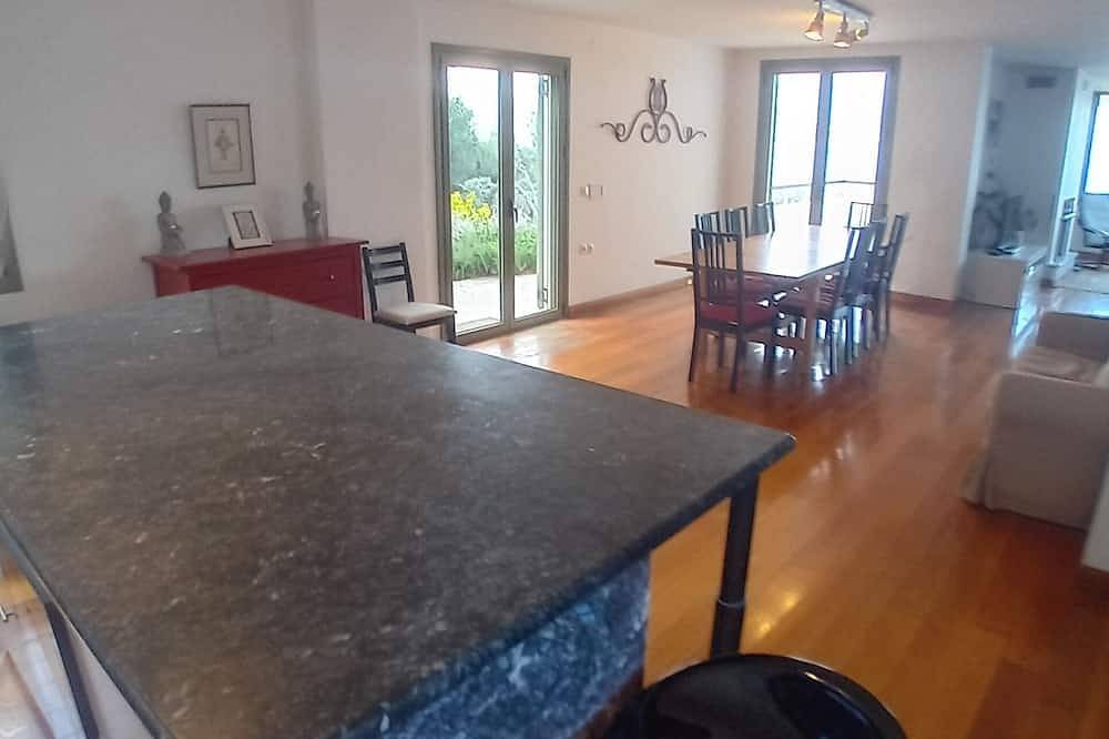A modern villa in a unique setting with stunning views. in Inseln der Region Attika