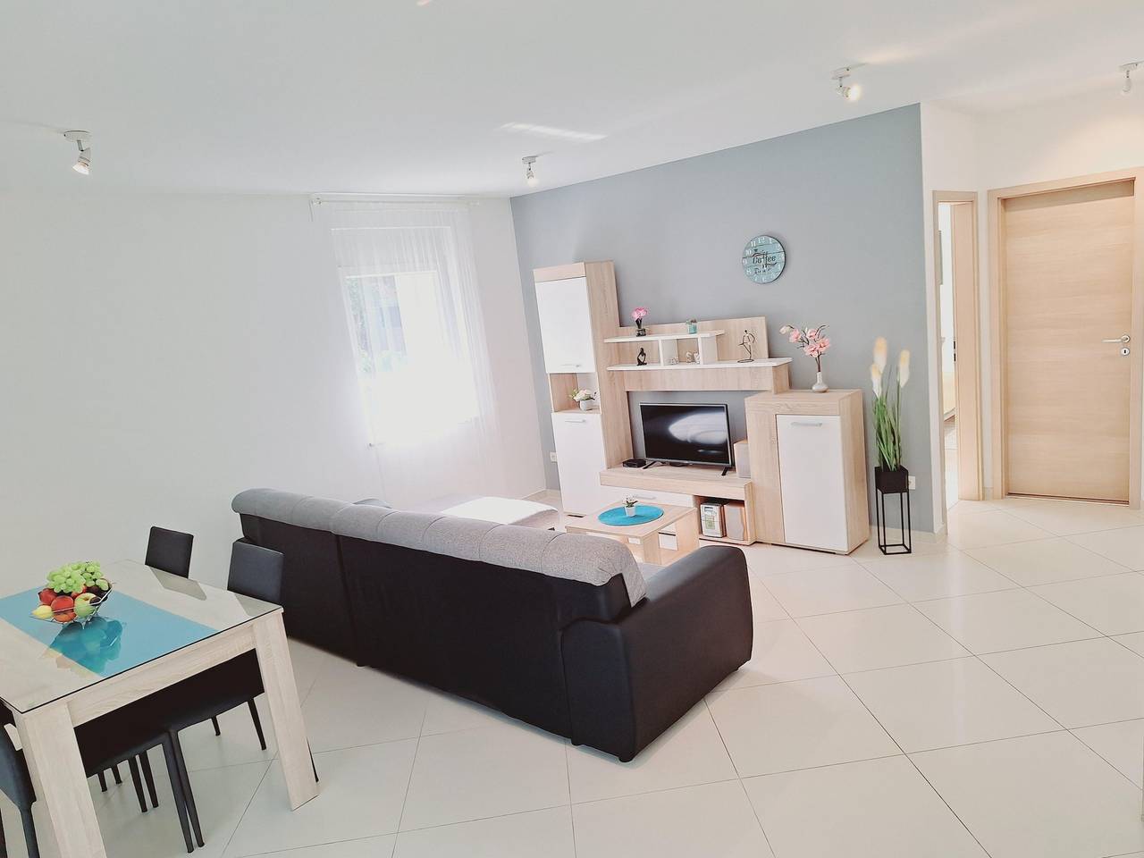 Ganze Wohnung, Wohnung in Kastel Stafilic am Strand in Kastel Novi, Kaštela