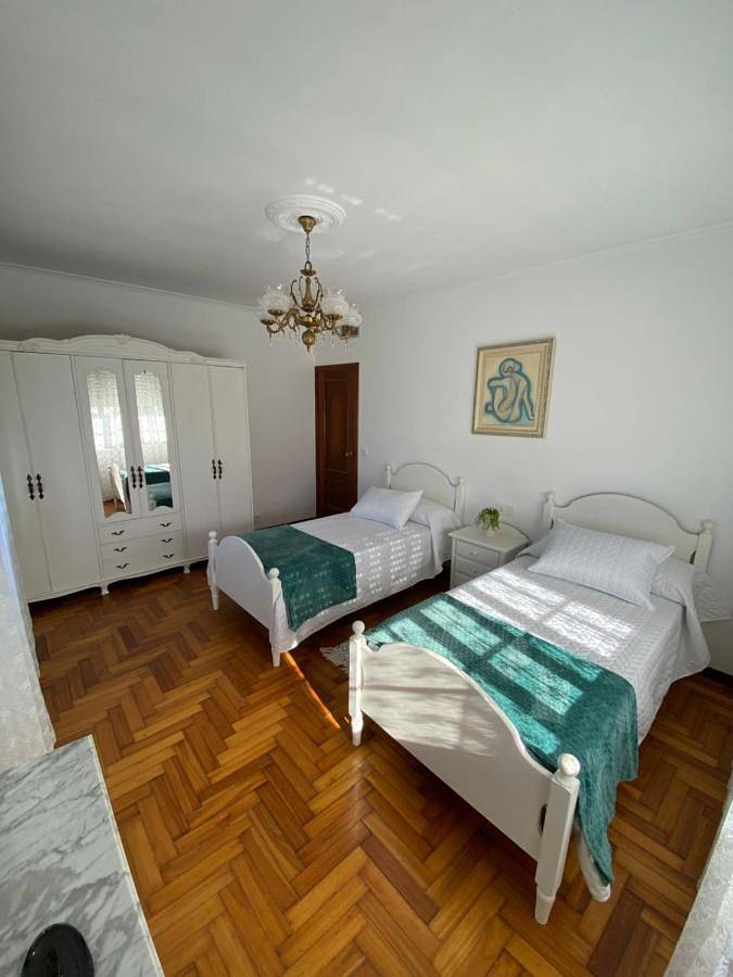 Apartamento para 13 personas, con Balcón además de Terraza y Jardín en Redondela