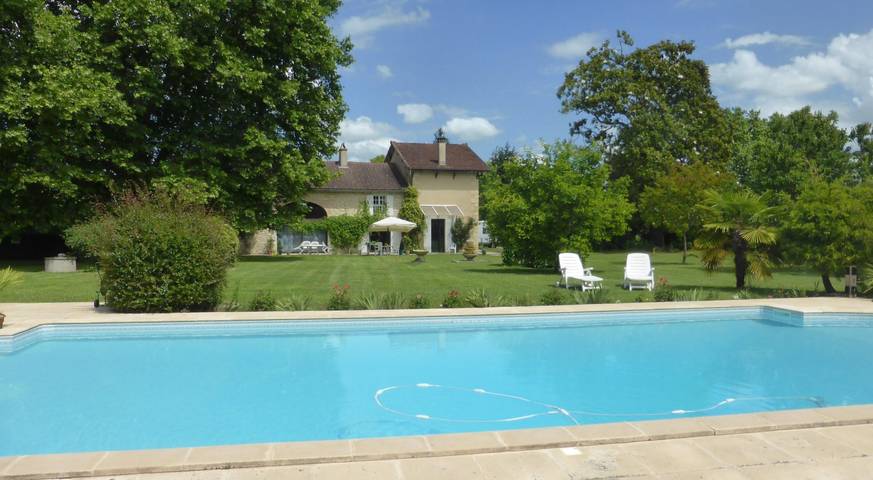 Gîte pour 6 personnes, avec jardin ainsi que piscine et terrasse dans Lac de l'Escourou