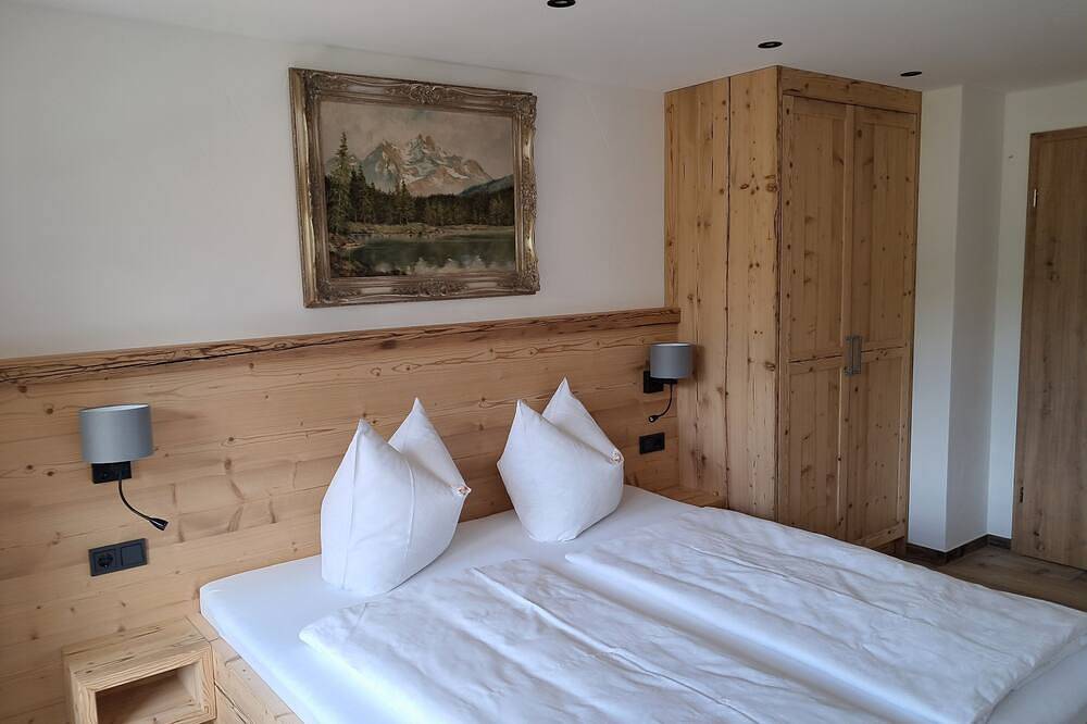 Entire apartment, Vacation apartment 1 Servus Neu - Guesthouse Becher, Kreuth-Point in Kreuth, Bavarian Alps