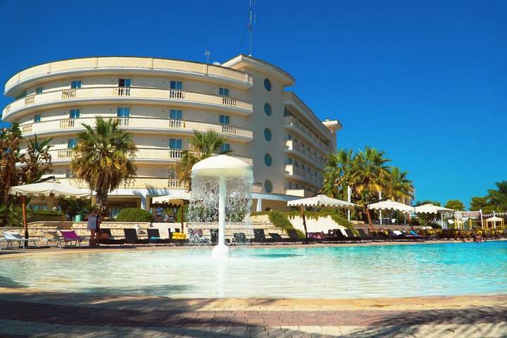 Hotel für 2 Personen, mit Balkon und Kinderpool sowie Pool