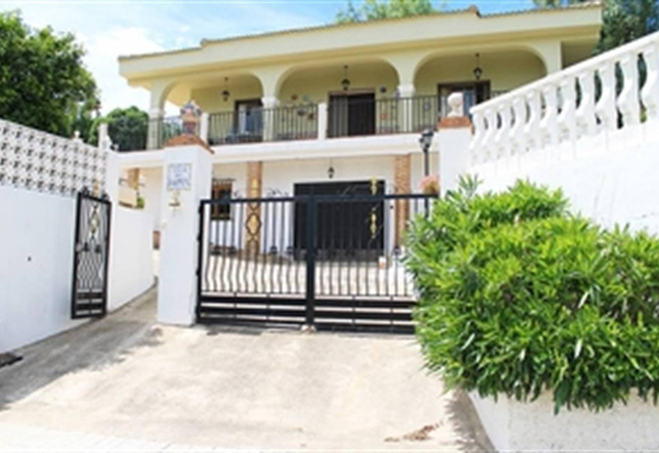 Large La Villa Del Carmen with views in Montroy, Valencia Province