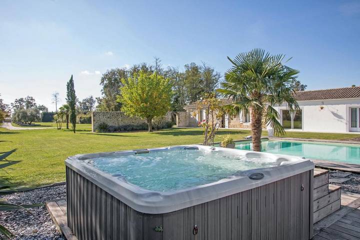 Location de vacances pour 12 personnes, avec terrasse ainsi que jardin et piscine à Saint-Germain-d'Esteuil - 3